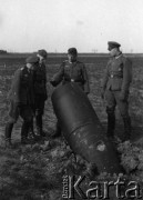 Prawdopodobnie 1940, Holandia.
Żołnierze Wehrmachtu obok angielskiego niewypału.
Fot. NN, zbiory Ośrodka KARTA, zdjęcia z kolekcji Herberta Joosta udostępnił Krzysztof Kuczyński.

