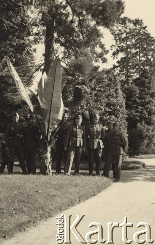 1940-1941, prawdopodobnie Francja.
Grupa niemieckich żołnierzy, trzeci od prawej stoi Herbert Joost.
Fot. NN, zbiory Ośrodka KARTA, zdjęcia z kolekcji Herberta Joosta udostępnił Krzysztof Kuczyński.

