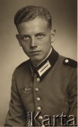 Lata 30-te, Hamburg, Niemcy.
Szeregowiec Herbert Joost w mundurze, portret.
Fot. Oscar Wicht, Hamburg- Eilbeck; zbiory Ośrodka KARTA, zdjęcia z kolekcji Herberta Joosta udostępnił Krzysztof Kuczyński.


