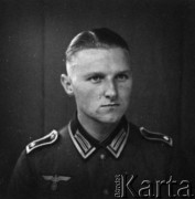 15.07.1940, brak miejsca.
Żołnierz Wehrmachtu, portret w mundurze.
Fot. NN, zbiory Ośrodka KARTA, zdjęcia z kolekcji Herberta Joosta udostępnił Krzysztof Kuczyński.

