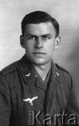 Lata 30-te, Niemcy.
Portret niemieckiego żołnierza w mundurze.
Fot. Hans Schellenberg, Halle/Saale; zbiory Ośrodka KARTA, zdjęcia z kolekcji Herberta Joosta udostępnił Krzysztof Kuczyński.

