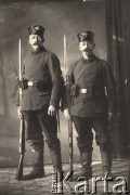 1914- 1918, Niemcy.
Dwaj niemieccy żołnierze z karabinami, prawdopodobnie lata I wojny światowej.
Fot. NN, zbiory Ośrodka KARTA, zdjęcia z kolekcji Herberta Joosta udostepnił Krzysztof Kuczyński.

