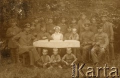 1914- 1918, Niemcy.
Grupa żołnierzy niemieckich, prawdopodobnie lata I wojny światowej [lub przed I wojną].
Fot. NN, zbiory Ośrodka KARTA, zdjęcia z kolekcji Herberta Joosta udostepnił Krzysztof Kuczyński.

