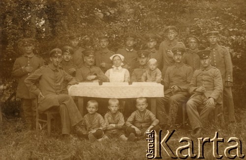 1914- 1918, Niemcy.
Grupa żołnierzy niemieckich, prawdopodobnie lata I wojny światowej [lub przed I wojną].
Fot. NN, zbiory Ośrodka KARTA, zdjęcia z kolekcji Herberta Joosta udostepnił Krzysztof Kuczyński.

