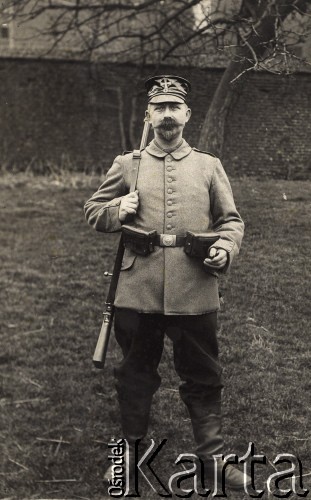 1914- 1918, Niemcy.
Niemiecki żołnierz z karabinem, prawdopodobnie lata I wojny światowej.
Fot. NN, zbiory Ośrodka KARTA, zdjęcia z kolekcji Herberta Joosta udostepnił Krzysztof Kuczyński.

