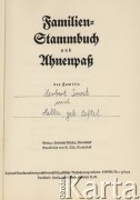 Grudzień 1940, Hamburg, Niemcy.
Strona tytułowa sztambucha rodzinnego Helli i Herberta Joost, potwierdzającego niemieckie pochodzenie członków rodziny.
Fot. NN, zbiory Ośrodka KARTA, dokumenty z kolekcji Herberta Joosta udostępnił Krzysztof Kuczyński.


