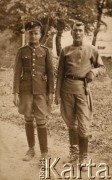 Lata 20-te, Krasnystaw, Lubelskie woj., Polska
Z prawej stoi Grzegorz Kościuk, w czasie I wojny żołnierz armii rosyjskiej, legionista i uczestnik wojny polsko-bolszewickiej, od kwietnia 1919 pracownik Policji Państwowej w Krasnymstawie, zamordowany w Twerze w 1940 r.
Fot. NN, zbiory Ośrodka KARTA, udostępnił Krzysztof Kościuk.

