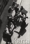 3.05.1982, Warszawa, Polska.
Stan wojenny - rozpędzanie uczestników manifestacji niezależnej, zorganizowanej po mszy św. w katedrze na Starym Mieście. Na zdjęciu funkcjonariusze ZOMO biją manifestantów, prawdopodobnie na ulicy Świętojańskiej.
Fot. NN, zbiory Ośrodka KARTA
 
