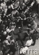 3.05.1982, Warszawa, Polska.
Stan wojenny - manifestacja niezależna, prawdopodobnie bójka z funkcjonariuszami Służby Bezpieczeństwa.
Fot. NN, zbiory Ośrodka KARTA
 
