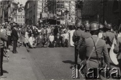 3.05.1982, Warszawa, Polska.
Stan wojenny - rozpędzanie uczestników manifestacji niezależnej, zorganizowanej po mszy św. w katedrze na Starym Mieście. Na zdjęciu funkcjonariusze ZOMO zbliżają się do manifestantów, zgromadzonych na ulicy Świętojańskiej.
Fot. NN, zbiory Ośrodka KARTA
 
