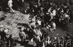3.05.1982, Warszawa, Polska.
Stan wojenny - rozpędzanie uczestników manifestacji niezależnej, zorganizowanej po mszy św. w katedrze na Starym Mieście. Na zdjęciu funkcjonariusze ZOMO i manifestantanci.
Fot. NN, zbiory Ośrodka KARTA
 
