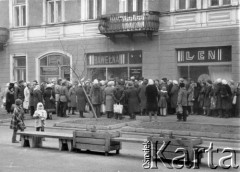 Koniec lat 70., Radom, Polska.
Kolejka przed sklepem.
Fot. NN, zbiory Ośrodka KARTA