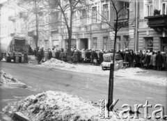 Koniec lat 70., Radom, Polska.
Kolejka przed sklepem.
Fot. NN, zbiory Ośrodka KARTA
