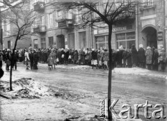 Koniec lat 70., Radom, Polska. 
Kolejka przed sklepem.
Fot. NN, zbiory Ośrodka KARTA