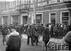 Koniec lat 70., Radom, Polska. 
Kolejka przed sklepem.
Fot. NN, zbiory Ośrodka KARTA


