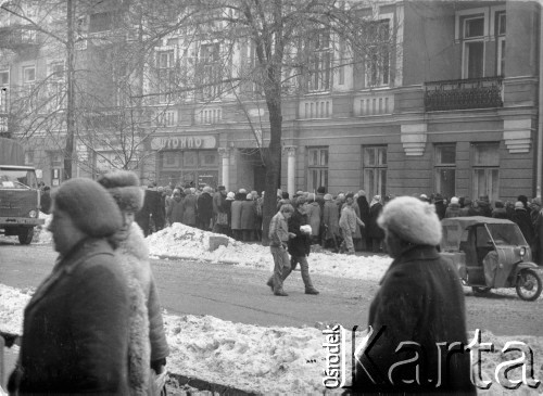 Koniec lat 70., Radom, Polska. 
Kolejka przed sklepem.
Fot. NN, zbiory Ośrodka KARTA


