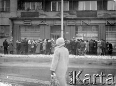 Koniec lat 70., Radom, Polska.
Kolejka przed sklepem.
Fot. NN, zbiory Ośrodka KARTA