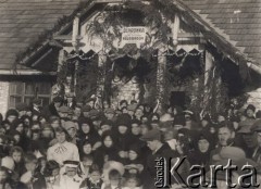 1935, Niskołyz, pow. Buczacz, woj. tarnopolskie, Polska.
Otwarcie Ochronki dla dzieci. Nad drzwiami tablica: 