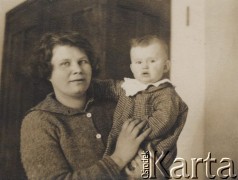 Przed 1939, Niskołyz, pow. Buczacz, woj. tarnopolskie,  Polska.
Eudoksja Mencel, żona Józefa, z najmłodszym synem Olafem.
Fot. NN, zbiory Ośrodka Karta, udostępnił Adam Poterałowicz