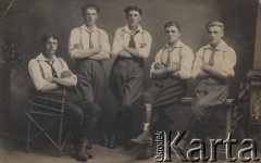 Przed 1939, Polska.
Grupa młodych mężczyzn w bryczesach i białych koszulach.
Fot. NN, zbiory Ośrodka KARTA
 
