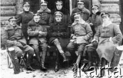 Przed 1939, brak miejsca.
Grupa żołnierzy, w środku siedzi major Feliks Jaworski, ur. w Borbuchach k. Kamieńca Podolskiego. Rzekomo we wrześniu 1939 przewieziony do Łodzi przez podległych mu oficerów, zaginął.
Fot. NN, zbiory Ośrodka KARTA