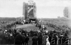 18.04.1919, Nowogródek, woj. nowogródzkie, Polska.
Wojna polsko - bolszewicka. Msza polowa po wejściu wojsk polskich - II pułku Strzelców Rówieńskich z generałem Zawistowskim.
Fot. NN, zbiory Ośrodka KARTA
