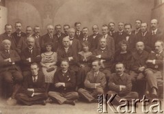 Lata 20., Polska.
Grupa osób, prawdopodobnie pracownicy jakiejś instytucji.
Fot. NN, zbiory Ośrodka KARTA

