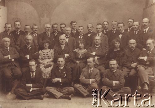 Lata 20., Polska.
Grupa osób, prawdopodobnie pracownicy jakiejś instytucji.
Fot. NN, zbiory Ośrodka KARTA

