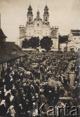 Przed 1939, Pińsk, woj. poleskie, Polska.
Targowisko, w tle kościół i kolegium jezuitów.
Fot. NN, zbiory Ośrodka KARTA

