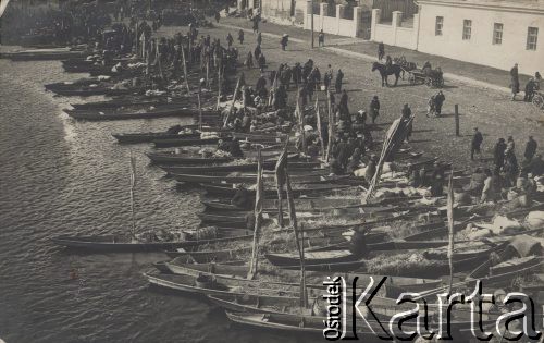 Przed 1939, Pińsk, woj. poleskie, Polska.
Targ rybny na brzegu Piny, łodzie rybaków.
Fot. NN, zbiory Ośrodka KARTA

