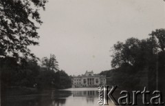 1920-1939, Warszawa, Polska.
Łazienki Królewskie - w oddali widoczny jest Pałac na Wodzie. Na rewersie znajduje się informacja o pochodzeniu fotografii z okresu międzywojennego. 
Fot. NN, zbiory Ośrodka KARTA.