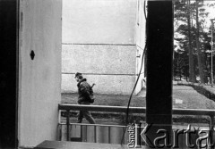 1982, Polska.
Stan wojenny - niezidentyfikowany obóz internowania, strażnik z bronią.
Fot. NN, zbiory Ośrodka KARTA

