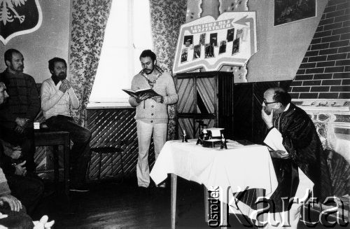 1982, Białołęka k. Warszawy, Polska.
Msza święta w obozie dla internowanych działaczy NSZZ 