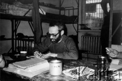 1982, Białołęka k. Warszawy, Polska..
Jan Lityński w celi obozu internowania.
Fot. NN, zbiory Ośrodka KARTA
