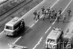 1.05.1983, Wrocław, Polska.
Stan wojenny - siły ZOMO (Zmotoryzowane Odwody Milicji Obywatelskiej) podczas pacyfikacji niezależnej manifestacji pierwszomajowej, zorganizowanej przez podziemne struktury 