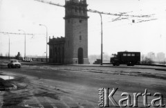 1982, Warszawa, Polska.
Stan wojenny - ruch uliczny na Moście Poniatowskiego w pierwszych miesiącach stanu wojenngo. Na chodniku widoczne zapory przeciwczołgowe oraz samochód milicyjny.
Fot. NN, zbiory Ośrodka KARTA

