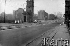 1982, Warszawa, Polska.
Stan wojenny - ruch uliczny na Moście Poniatowskiego w pierwszych miesiącach stanu wojenngo. Na chodniku widoczne zapory przeciwczołgowe.
Fot. NN, zbiory Ośrodka KARTA
