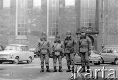 1982-1989, Gdańsk, Polska.
Stan wojenny - funkcjonariusze ZOMO przed kościołem Św. Brygidy w Gdańsku.
Fot. NN, zbiory Ośrodka KARTA
