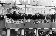 15.12.1981, Gdańsk, Polska.
Wprowadzenie stanu wojennego - strajkujący stoczniowcy na dachu wartowni przy Bramie nr 2 do Stoczni Gdańskiej im. Lenina, w czasie trwania strajku okupacyjnego w Stoczni przeciwko wprowadzeniu stanu wojennego. Widoczny transparent z napisem 