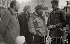 Marzec 1989, Warszawa, Polska.
Plac Wilsona - akcja Ruchu Wolności Słowa, z Jackiem Kuroniem rozmawia Lech Zakrzewski. 
Fot. Danuta Blus, zbiory Ośrodka KARTA