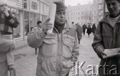 Marzec 1989, Warszawa, Polska.
Plac Wilsona - akcja Ruchu Wolności Słowa. Jacek Kuroń z bibułą w ręku, z prawej stoi Lech Zakrzewski.
Fot. Danuta Blus, zbiory Ośrodka KARTA
