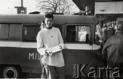Kwiecień 1989, Warszawa, Polska.
Akcja Ruchu Wolności Słowa, Lech Zakrzewski, student prawa UW z bibułą, na tle milicyjnej 