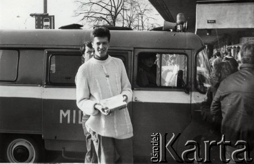 Kwiecień 1989, Warszawa, Polska.
Akcja Ruchu Wolności Słowa, Lech Zakrzewski, student prawa UW z bibułą, na tle milicyjnej 