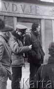 Marzec 1989, Warszawa, Polska.
Ruch Wolności Słowa. Piotr Węgrowski legitymowany przez milicjanta podczas rozdawania bibuły.
Fot. Danuta Blus, zbiory Ośrodka KARTA