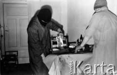 Ok. 1982-1983, Polska.
Stan wojenny - drukarnia wydawnictw niezależnych podczas produkcji ulotek; na ulotkach napis: 