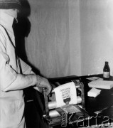 Ok. 1982-1983, Polska.
Stan wojenny - drukarnia wydawnictw niezależnych podczas produkcji ulotek; na ulotkach napis: 