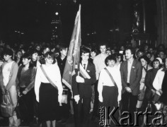 Maj 1981, Warszawa, Polska.
Kościół św. Anny; msza za papieża Jana Pawła II rannego w zamachu 13 maja 1981 i poświęcenie sztandaru SGGW, z prawej stoi Ryszard Marszałek.
Fot. NN, kolekcja NZS SGGW, zbiory Ośrodka KARTA, udostępnili Ryszard Marszałek i Jerzy Boruc
