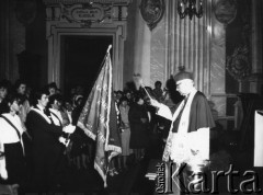 Maj 1981, Warszawa, Polska.
Kościół św. Anny; msza za papieża Jana Pawła II rannego w zamachu 13 maja 1981 i poświęcenie sztandaru SGGW przez biskupa Dąbrowskiego.
Fot. NN, kolekcja NZS SGGW, zbiory Ośrodka KARTA, udostępnili Ryszard Marszałek i Jerzy Boruc
