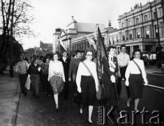 Maj 1981, Warszawa, Polska.
Krakowskie Przedmieúcie, studenci SGGW po poświęceniu sztandaru uczelni.
Fot. NN, kolekcja NZS SGGW, zbiory Ośrodka KARTA, udostępnili Ryszard Marszałek i Jerzy Boruc
