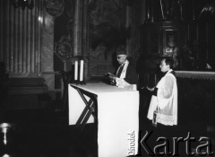 Maj 1981, Warszawa, Polska.
Kościół św. Anny, mszą za papieża Jana Pawła II rannego w zamachu 13 maja 1981 celebruje biskup Dąbrowski; podczas mszy poświęcono sztandar SGGW.
Fot. NN, kolekcja NZS SGGW, zbiory Ośrodka KARTA, udostępnili Ryszard Marszałek i Jerzy Boruc
